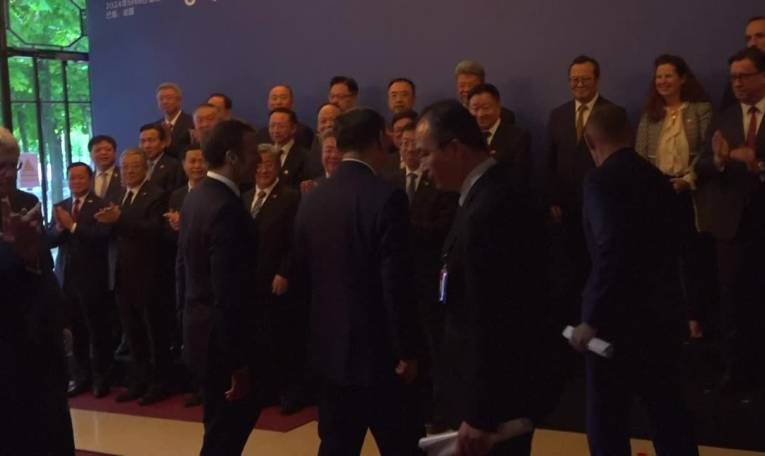 Les présidents Xi et Macron posent pour la presse
