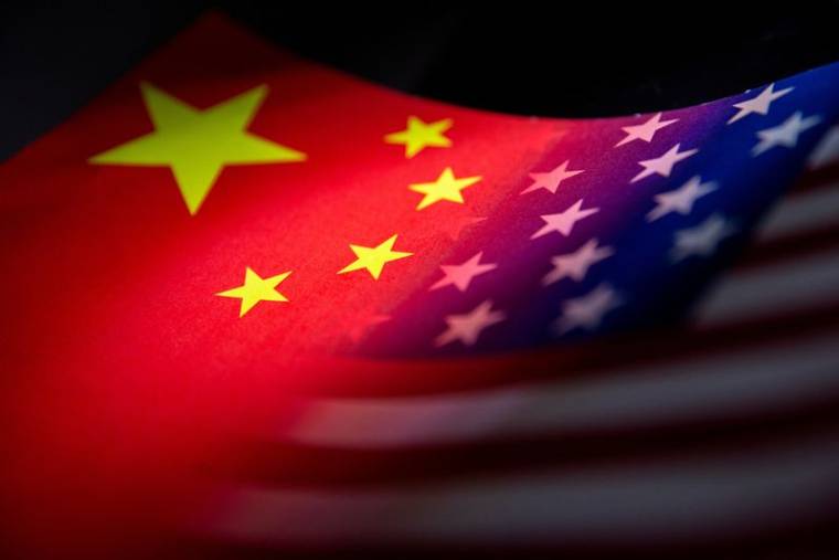 Les drapeaux chinois et américains