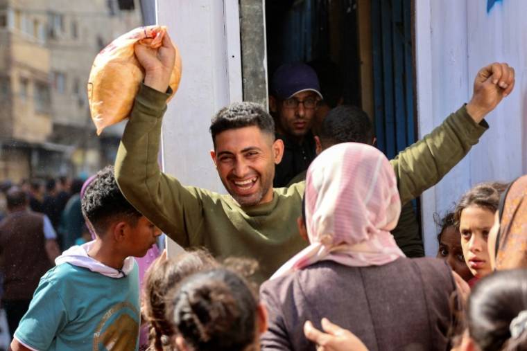 Un Palestinien réagit après avoir réussi à s'acheter du pain à Gaza-Ville, le 16 avril 2024  ( AFP / - )