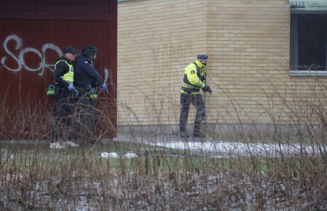 Des policiers en position près d'une école à Orebro, en Suède, le 4 février 2025 ( TT NEWS AGENCY / Kicki NILSSON )