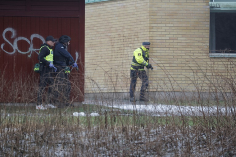 Des policiers en position près d'une école à Orebro en Suède le 4 février 2025 ( TT NEWS AGENCY / Kicki NILSSON )