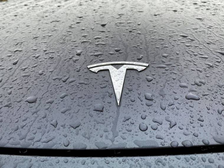 Des gouttes de pluie sur une voiture Tesla à Oslo, Norvège