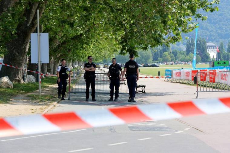 La police française sécurise la zone après une attaque au couteau à Annecy, dans les Alpes françaises