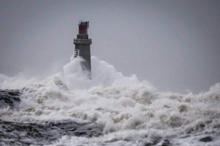 Des vagues s'écrasent contre le phare des Bartes aux Sables-d'Olonne, pendant la tempête Nelson, le 28 mars 2024 en Vendée ( AFP / LOIC VENANCE )