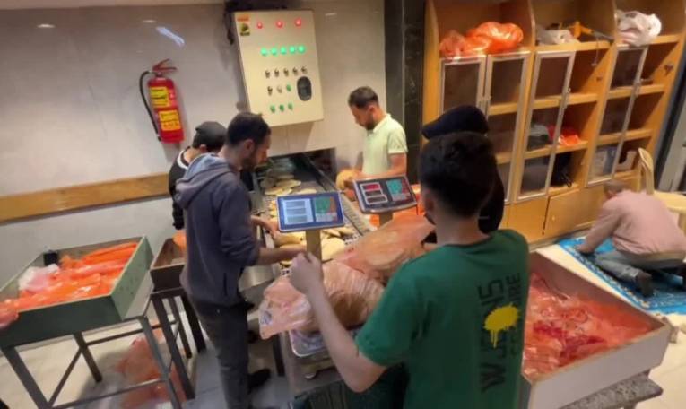 Gaza : réouverture d'une boulangerie, les familles font la queue pour du pain