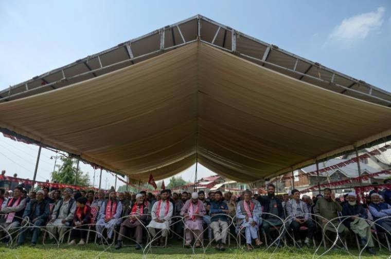 Les partisans du parti de la Conférence Nationale écoutent un candidat s'exprimer lors d'un meeting de campagne électorale à Srinagar, la principale ville du Cachemire administrée par l'Inde, le 11 mai 2024 ( AFP / TAUSEEF MUSTAFA )