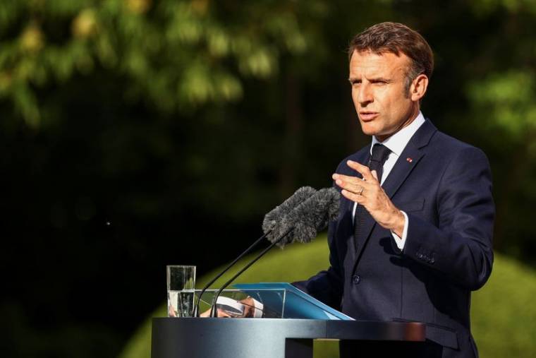Le président français Emmanuel Macron s'adresse à la presse, à Berlin
