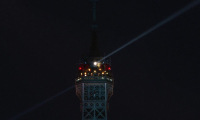 Paris: la tour Eiffel s'illumine aux couleurs du drapeau ukrainien