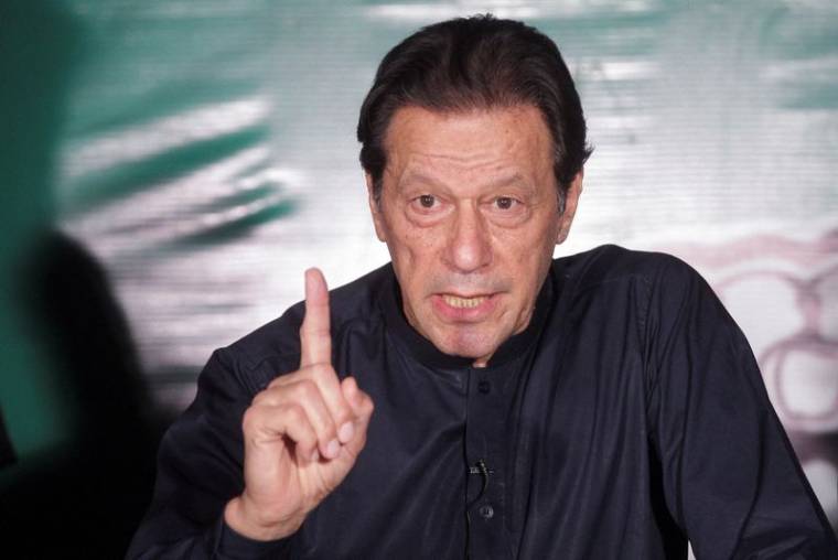 Photo d'archives: L'ancien Premier ministre pakistanais Imran Khan fait des gestes en s'adressant aux membres des médias à sa résidence de Lahore