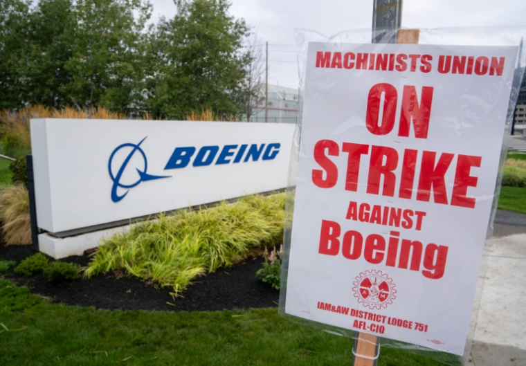 Une pancarte "en grève" à l'entrée de l'usine Boeing de Renton dans l'ouest des Etats-Unis, le 13 septembre 2024 ( GETTY IMAGES NORTH AMERICA / STEPHEN BRASHEAR )