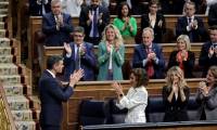 Le Premier ministre espagnol Pedro Sanchez, des membres du Parlement et du gouvernement applaudissent après l'annonce de la reconnaissance d'un Etat palestinien, le 22 mai 2024 au Congrès à Madrid ( AFP / Thomas COEX )
