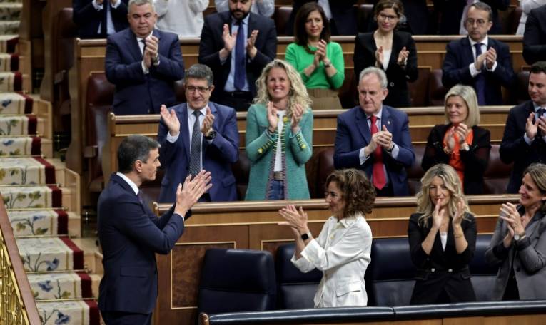Le Premier ministre espagnol Pedro Sanchez, des membres du Parlement et du gouvernement applaudissent après l'annonce de la reconnaissance d'un Etat palestinien, le 22 mai 2024 au Congrès à Madrid ( AFP / Thomas COEX )