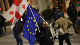 Des manifestants pro-UE à protestent devant le parlement géorgien après l'élection d'un nouveau président par les députés, à Tbilissi, le 15 décembre 2024 ( AFP / Giorgi ARJEVANIDZE )