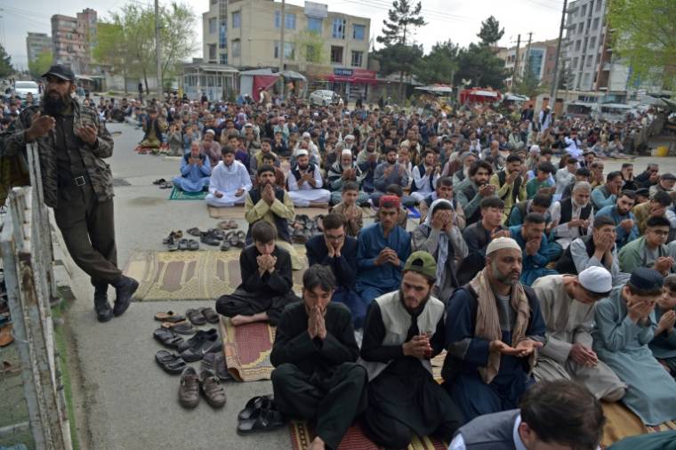 Des fidèles musulmans rassemblés pour la prière de l'Aïd al-Fitr, marquant la fin du mois du ramadan, le 10 avril 2024 à Kaboul ( AFP / Ahmad SAHEL ARMAN )