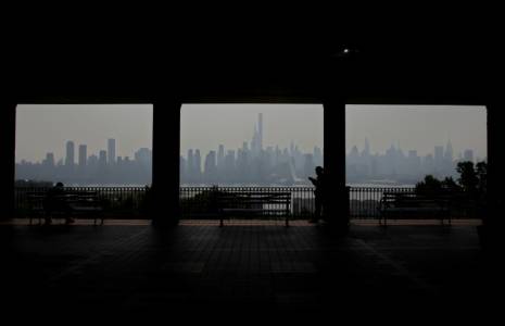 Le bord de l'eau à West New York, dans le New Jersey, donnant sur Manhattan, le 8 juin 2023 ( AFP / Leonardo Munoz )