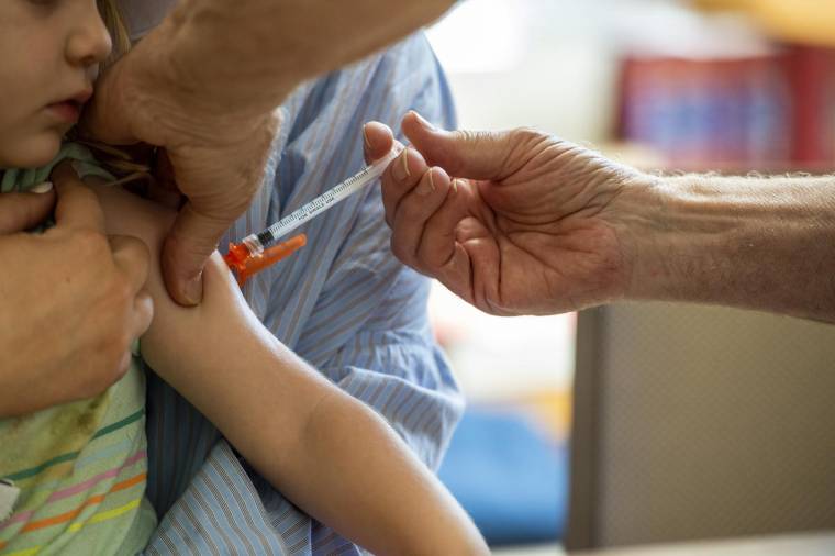 Un enfant reçoit une dose de vaccin Moderna dans le Massachusetts, aux Etats-Unis, le 21 juin 2022. ( AFP / Joseph Prezioso )