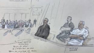 Croquis judiciaire de Mohamed Ghraieb (à droite) et Chokri Chafroud (centre) lors de leur procès en appel devant la cour d'assises spéciale de Paris, le 22 avril 2024  ( AFP / Benoit PEYRUCQ )