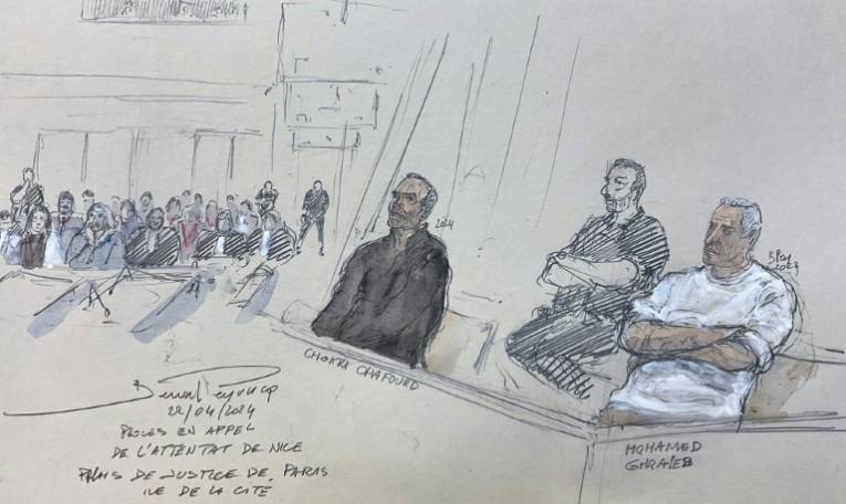 Croquis judiciaire de Mohamed Ghraieb (à droite) et Chokri Chafroud (centre) lors de leur procès en appel devant la cour d'assises spéciale de Paris, le 22 avril 2024  ( AFP / Benoit PEYRUCQ )