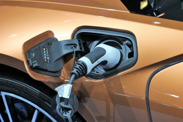 Les automobilistes qui veulent transformer leur voiture thermique en électrique pourront bénéficier d'une prime de 2 500 euros (illustration). (Pixabay / GoranH)