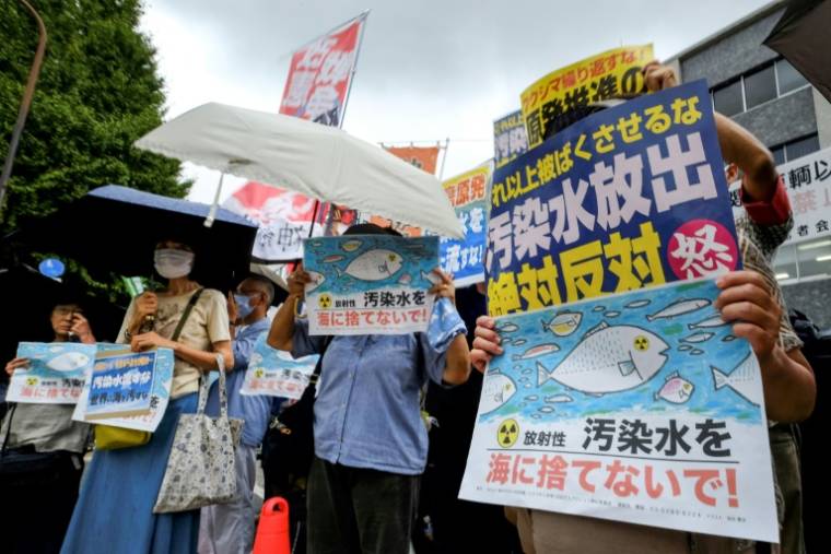 Een protest tegen het plan van de Japanse regering om op 22 augustus 2023 in Tokio gezuiverd water uit de energiecentrale van Fukushima Daiichi in de oceaan af te voeren (AFP/Kazuhiro NOGI)