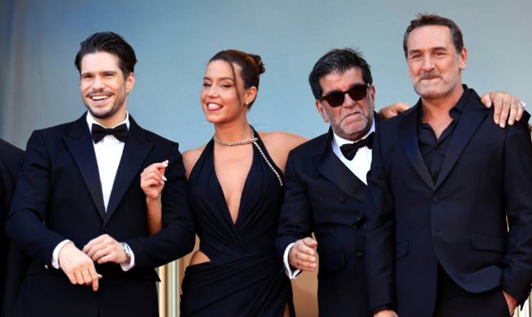 De gauche à droite l'acteur François Civil, l'actrice Adèle Exarchopoulos, le producteur Alain Attal et le réalisateur Gilles Lellouche, au festival de Cannes, dans les Alpes-Maritimes, le 23 mai 2024 ( AFP / Valery HACHE )