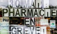 Une pancarte indiquant "30 mai : pharmacie en grève !" à Verquigneul, dans le Pas-de-Calais, le 30 mai 2024 ( AFP / Denis CHARLET )