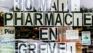 Une pancarte indiquant "30 mai : pharmacie en grève !" à Verquigneul, dans le Pas-de-Calais, le 30 mai 2024 ( AFP / Denis CHARLET )