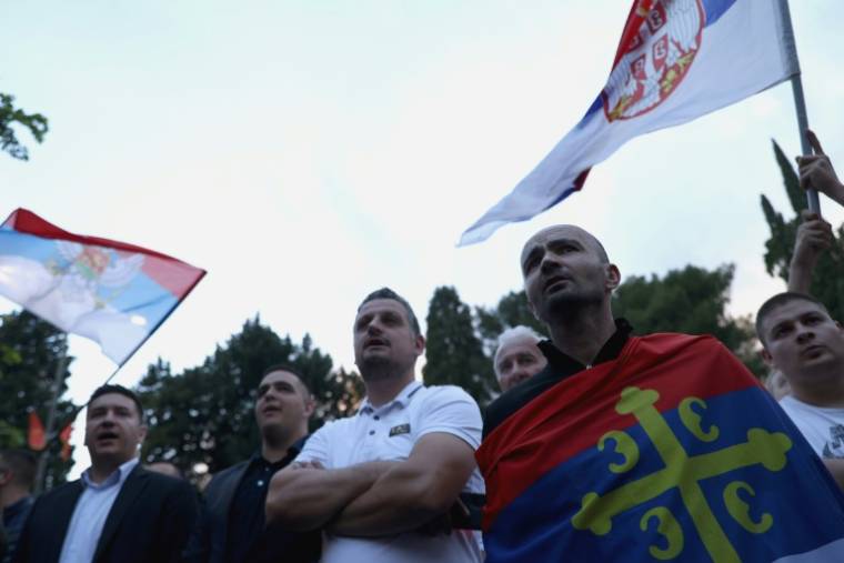 Manifestation organisée par plusieurs associations serbes devant le bâtiment du gouvernement monténégrin avant un vote de l'ONU sur une résolution visant à créer une journée internationale de commémoration du génocide de Srebrenica, le 22 mai 202 4à Podgorica  ( AFP / SAVO PRELEVIC )