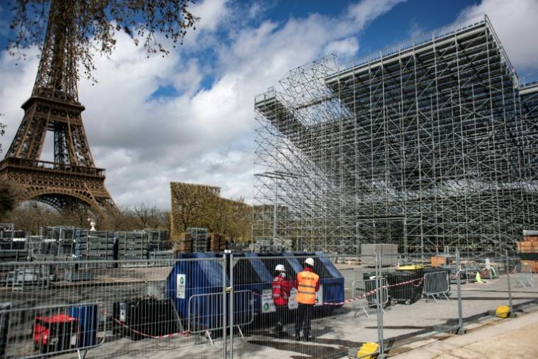 Des agents de sécurité sur le chantier de construction du stade de la Tour Eiffel pour les prochains Jeux olympiques de Paris, le 3 avril 2024 ( AFP / Guillaume BAPTISTE )