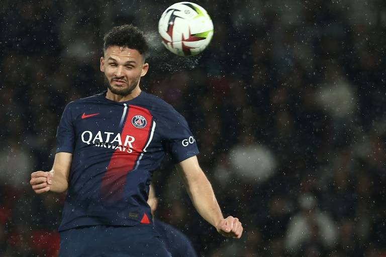L'attaquant parisien Gonçalo Ramos égalise de la tête contre Le Havre, le 27 avril 2024 au Parc des Princes  ( AFP / FRANCK FIFE )
