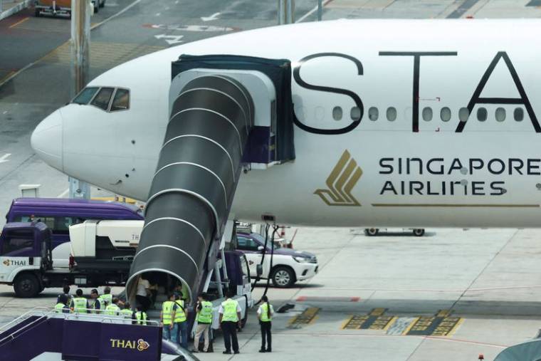L'avion de Singapore Airlines, le vol SQ321, stationné sur le tarmac après un atterrissage d'urgence à l'aéroport de Bangkok