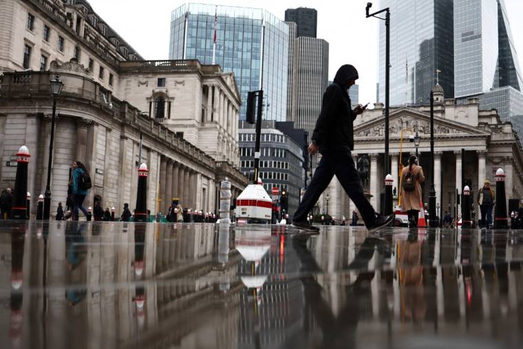 Devant le bâtiment de la Banque d'Angleterre (à gauche) et le bâtiment de la Bourse (à droite), dans le quartier financier du centre de Londres, le 2 novembre 2023.  ( AFP / HENRY NICHOLLS )