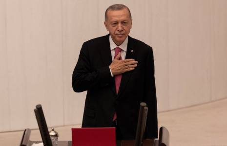 Tayyip Erdogan arrive pour prêter serment après sa victoire électorale à Ankara