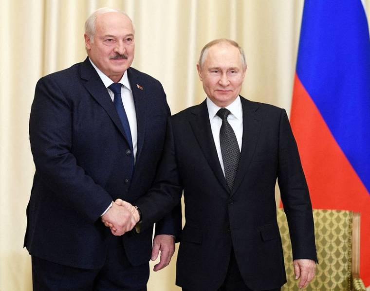 Vladimir Poutine serre la main d'Alexandre Loukachenko lors d'une réunion près de Moscou