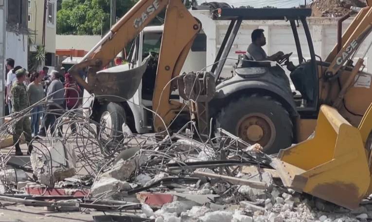 Les secours sur le site de l'effondrement du toit d'une église au Mexique