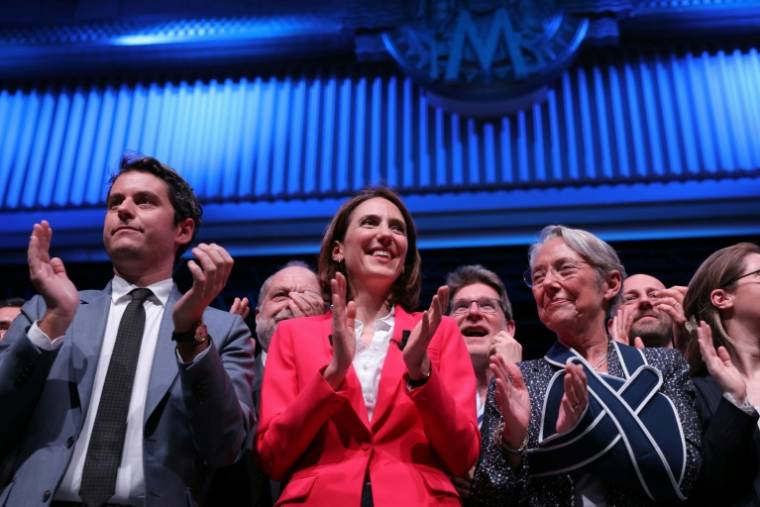 Le premier ministre Gabriel Attal, à gauche, avec la candidate Renaissance Valérie Hayer, au centre, et l'ex-Première ministre Elisabeth Borne, à droite, le 7 mai 2024 à Paris ( AFP / Thomas SAMSON )