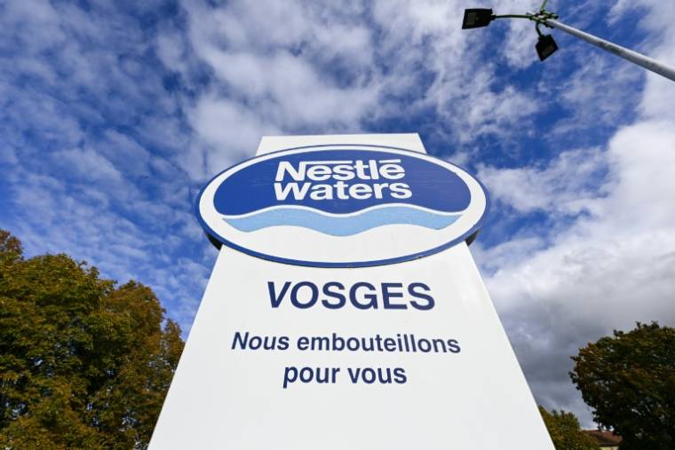 Le logo de Nestlé Waters sur son site d'embouteillage de Vittel, dans les Vosges, le 24 octobre 2023 ( AFP / JEAN-CHRISTOPHE VERHAEGEN )