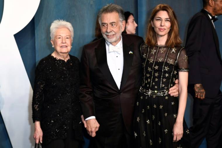 Le réalisateur américain Francis Ford Coppola entouré de sa fille Sophia Coppola et sa femme Eleanor Coppola à Beverly Hills en Californie, le 27 mars 2022 ( AFP / Patrick T. FALLON )
