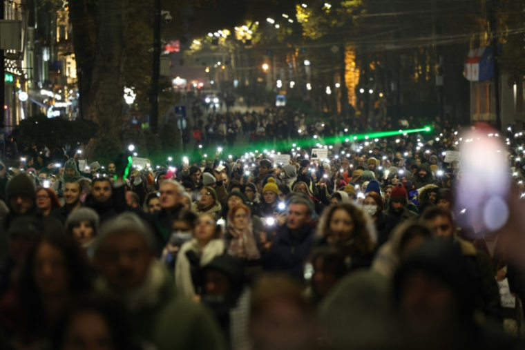 Des manifestants géorgiens pro-européens protestent contre le report par le gouvernement des négociations d'adhésion à l'Union européenne jusqu'en 2028, devant le Parlement, dans le centre de Tbilissi, le 11 décembre 2024 ( AFP / Giorgi ARJEVANIDZE )