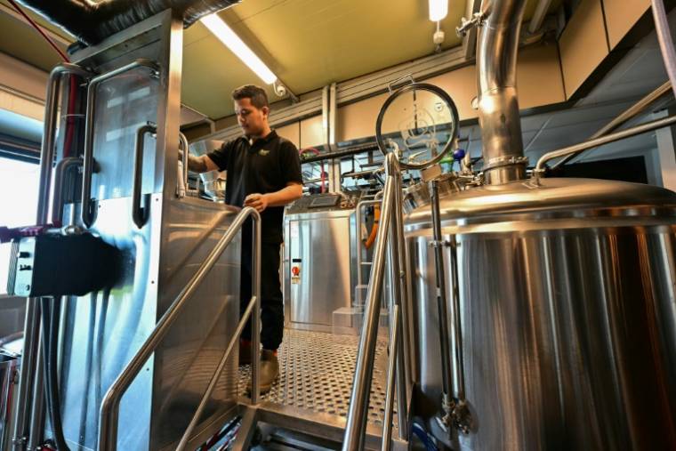 De la bière est brassée dans des cuves en acier à la brasserie Craft by Side hustle à Abou Dhabi, le 7 mai 2024 ( AFP / Giuseppe CACACE )