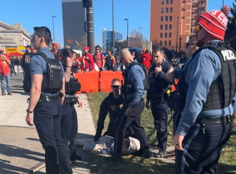 Des officiers de police arrêtant une personne après une fusillade à Kansas City
