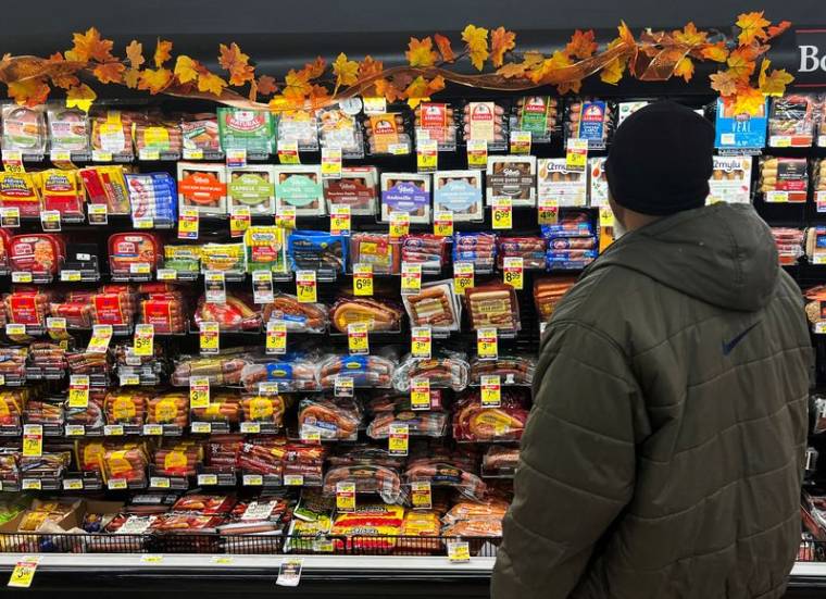 Une cliente regarde les produits alimentaires exposés dans un supermarché de Chicago, Illinois, États-Unis
