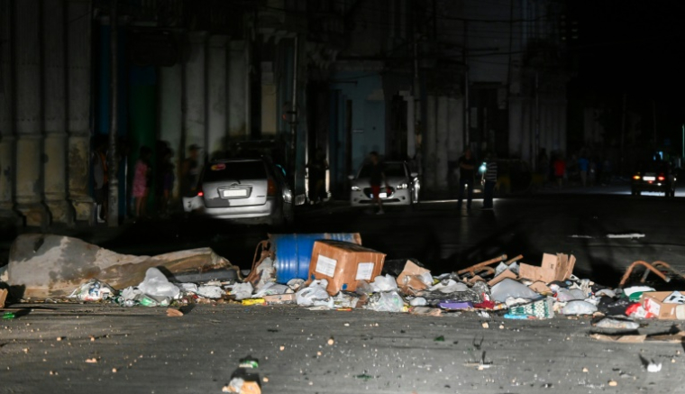 Une barricade à déchets érigée à La Havane, le 20 octobre 2024, en signe de protestation lors de la troisième nuit sans électricité (AFP / YAMIL LAGE)