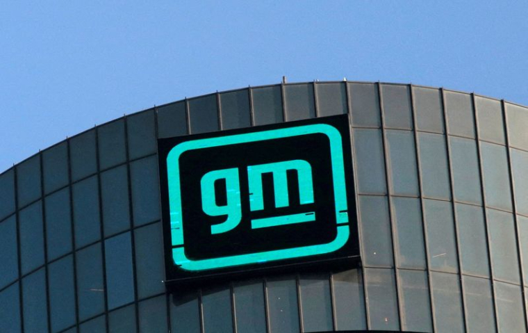 Le nouveau logo de GM sur la façade du siège de l'entreprise à Detroit