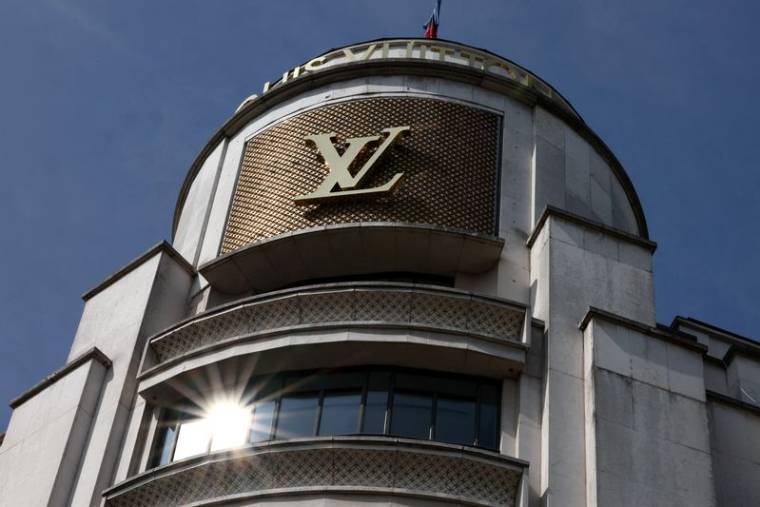 Un logo Louis Vuitton à Paris, en France