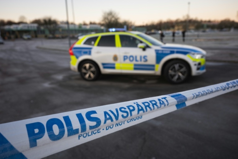 Un véhicule de police devant le centre d'enseignement pour adultes, deux jours après une fusillade, le 6 février 2025 à Örebro, en Suède ( AFP / Jonathan NACKSTRAND )