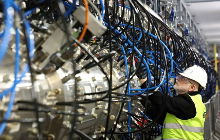 Un technicien de l'ESS travaille sur une section de l'accélérateur de protons à Lund, le 26 avril 2024 en Suède ( AFP / Emmanuel DUNAND )