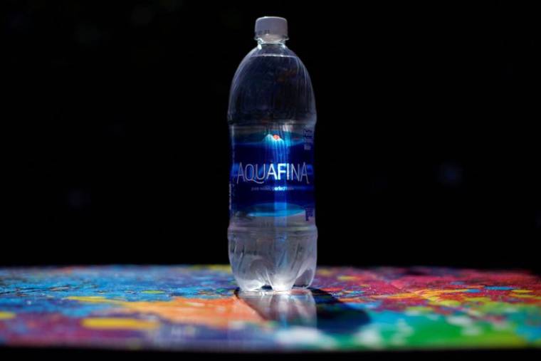 Une bouteille d'eau potable dans une photo d'illustration