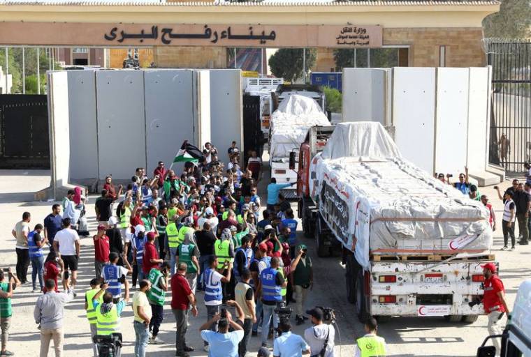 Des camions transportant de l'aide humanitaire d'ONG égyptiennes au poste frontière de Rafah