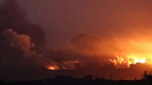 Photo prise depuis le sud du d'Israël près de la frontière avec la bande de Gaza montrant une explosion et une colonne de fumée après un bombardement israélien en territoire palestinien, le 2 décembre 2023  ( AFP / JACK GUEZ )